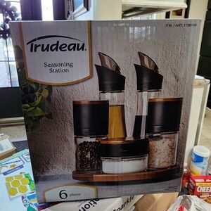 NEW TRUDEAU 6-Piece Black and Wood Seasoning Station